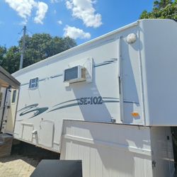 RV 32 FT 