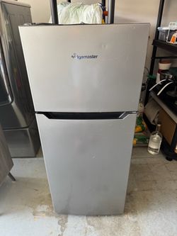 Mini refrigerador with freezer