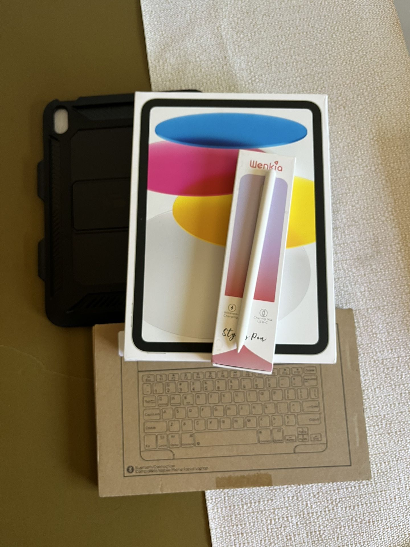Apple iPad 10th Generation (2022 model /new Open Box ) 64GB Wi-Fi + Cellular with pencil, keyboard & case