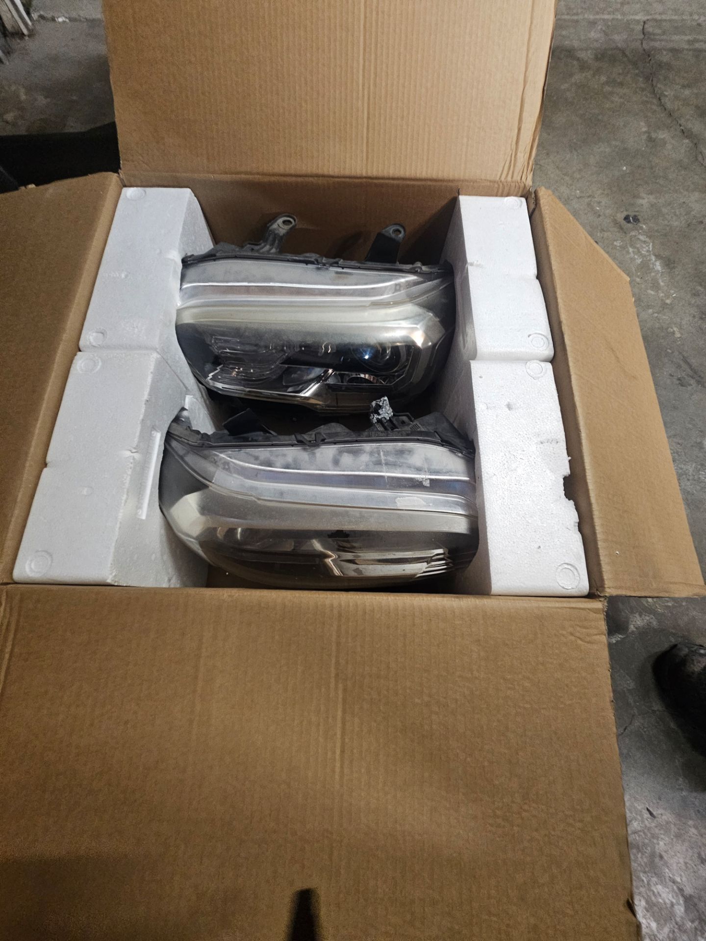 2019 toyota tacoma driver side headlight