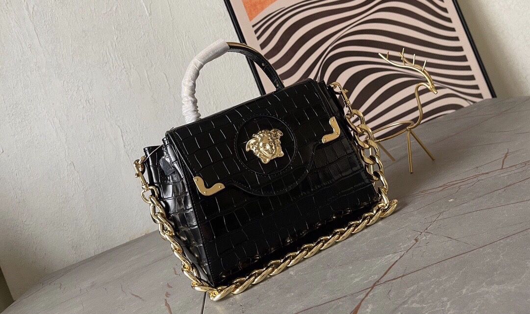 A fashionable and versatile bag