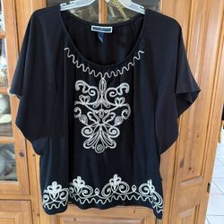 Karen Scott Women’s Sz 1X Casual Black Top white Embroidered Design With Dolman Sleeves