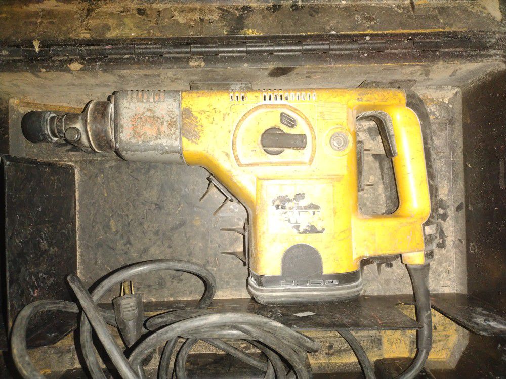 Dewalt DW530K Spline Drive 1 1/2 inch Rotary Hammer With  Assorted Drill Bits


