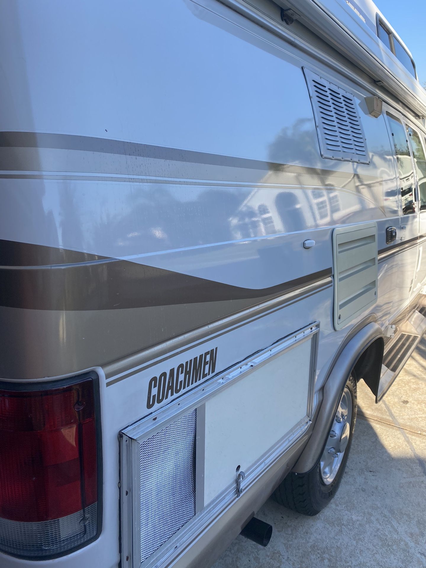 2000 Coachman class B RV sleeps for overhead bunk 70k Miles for Sale in