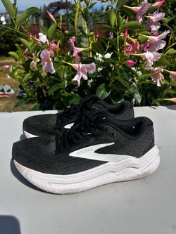 Brooks Ghost 2 Max Women’s Black and White Athletic Running Shoes Size 8.5