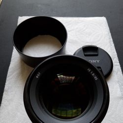 Sony FE 85mm f/1.8 E Mount Lens SEL85F18 for Sale in Glmn Hot