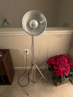 Industrial Tripod Floor Lamp – Works Great