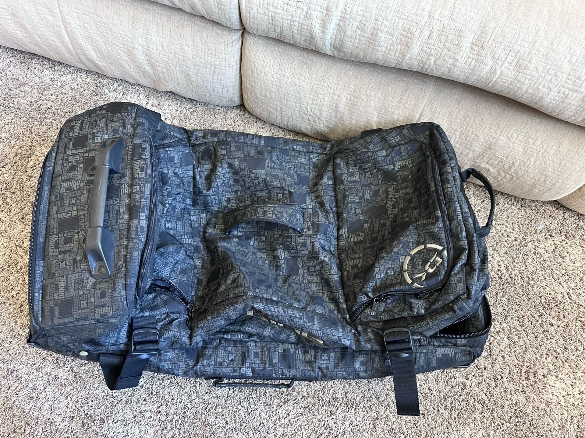 Dakine split roller 120L wheeled luggage bag /suitxase