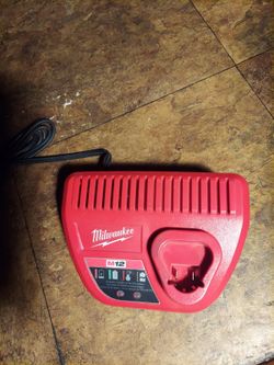 MILWAUKEE M12 BATTERY CHARGER