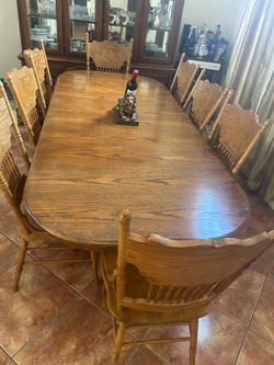 Dinning room table with 8 chairs and 2 extensions