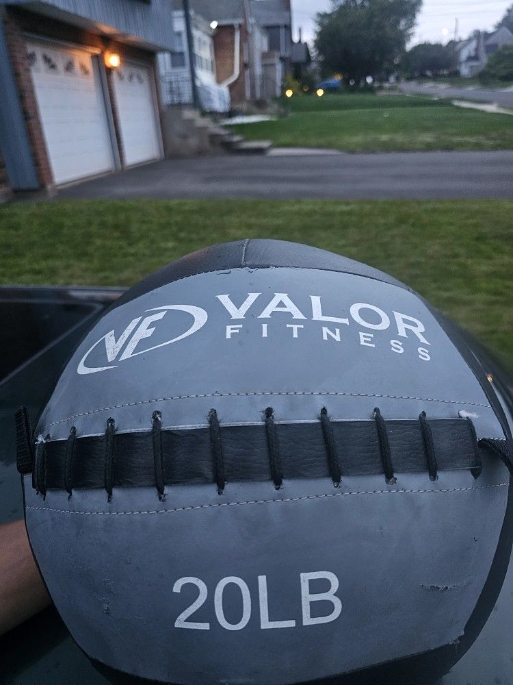 VALOR FITNESS 20 lbs MEDICINE EXERCISE BALL LIKE NEW