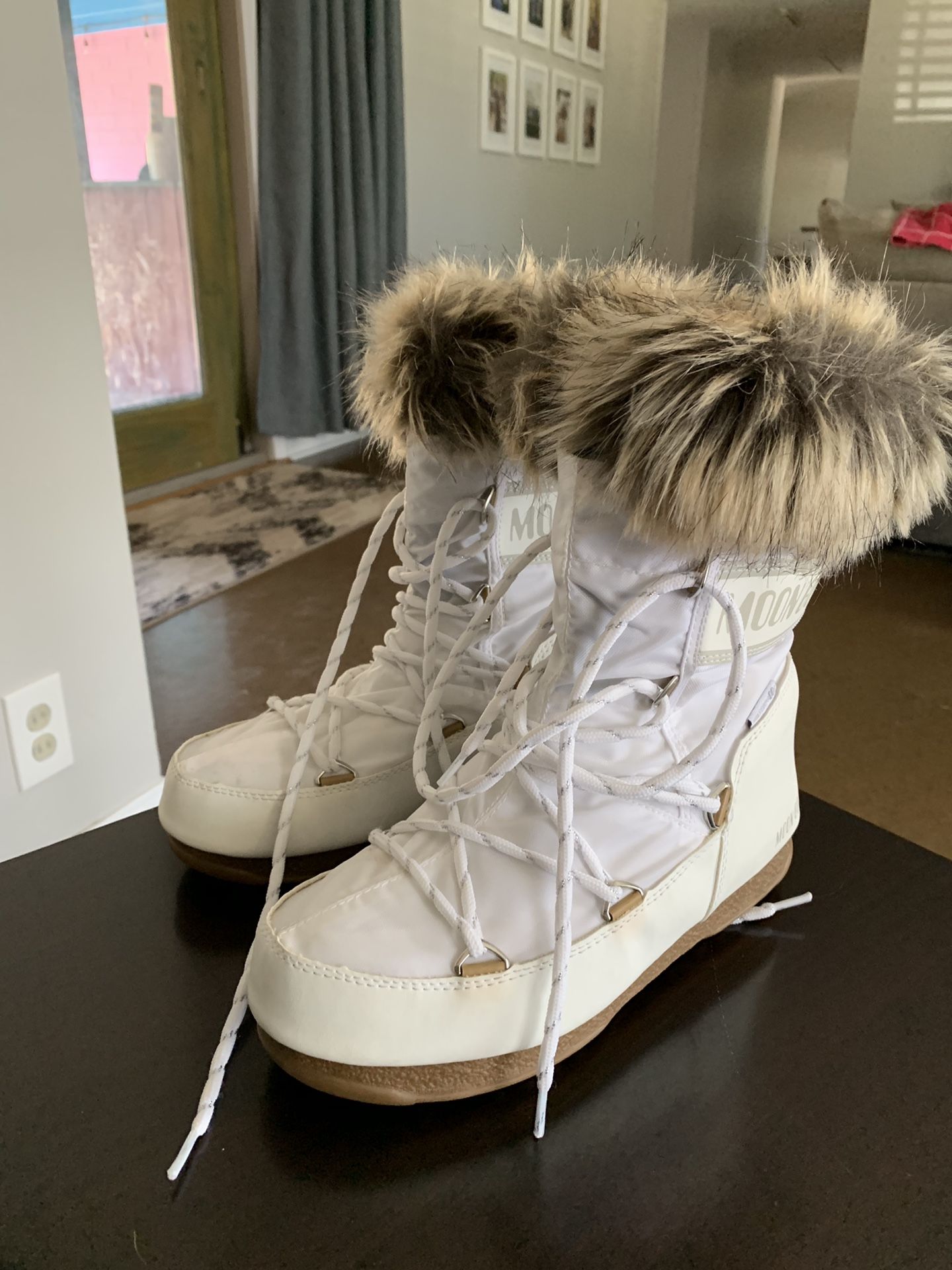 White fur moon boots