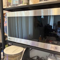 LG - NeoChef 0.9 Cu. Ft. Compact Microwave with EasyClean - Stainless Steel