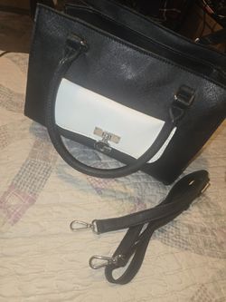 NEW GUESS PURSE BOUGHT NEVER USED SEE PICS NO FLAWS