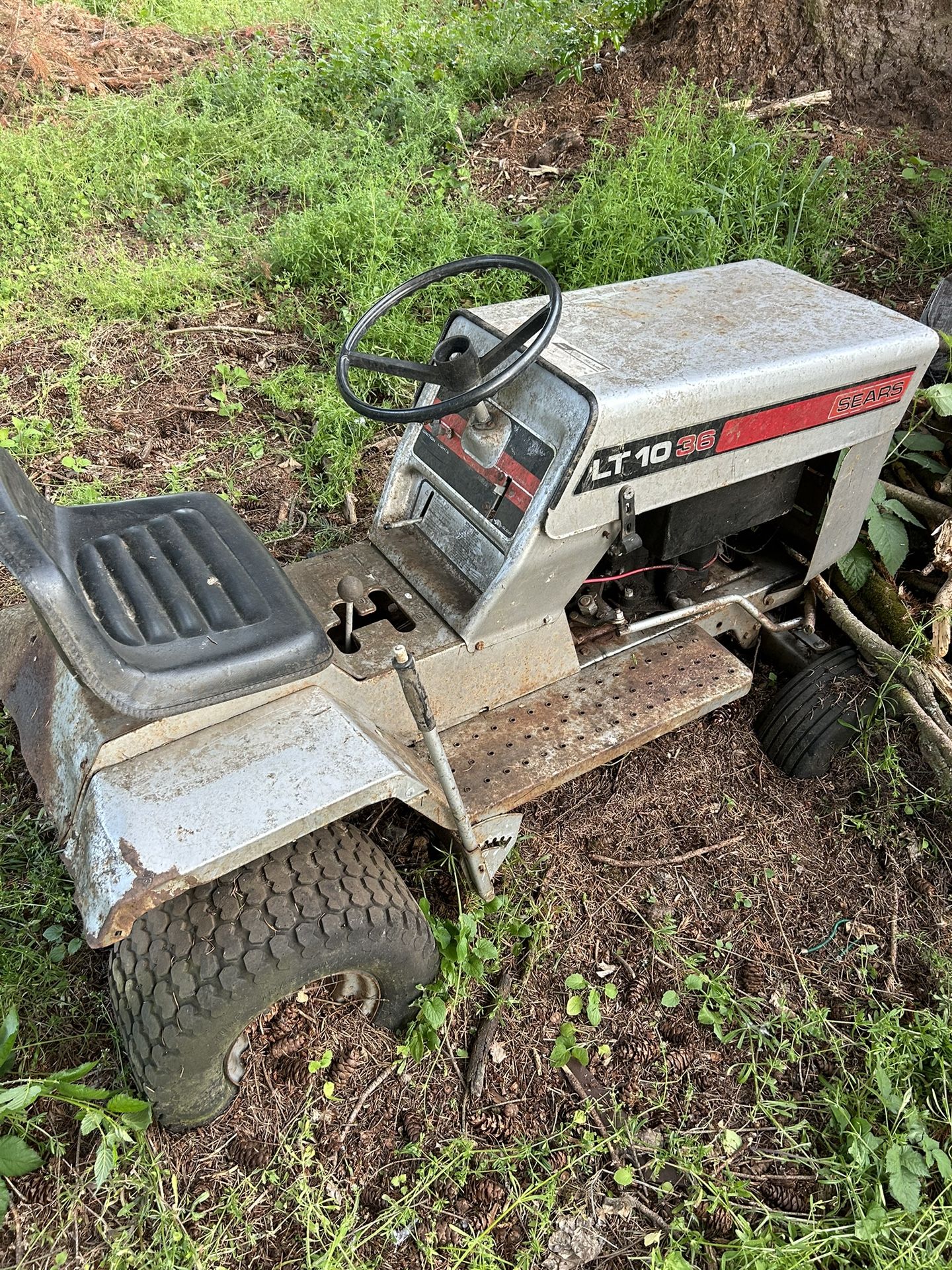 SEARS LT1036 Riding Lawnmower - PENDING