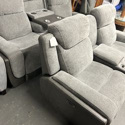 6 Months Old 2-tone Electric Dual Reclining Couch With Electric Headrests And Dual Usb And Matching Electric Loveseat 