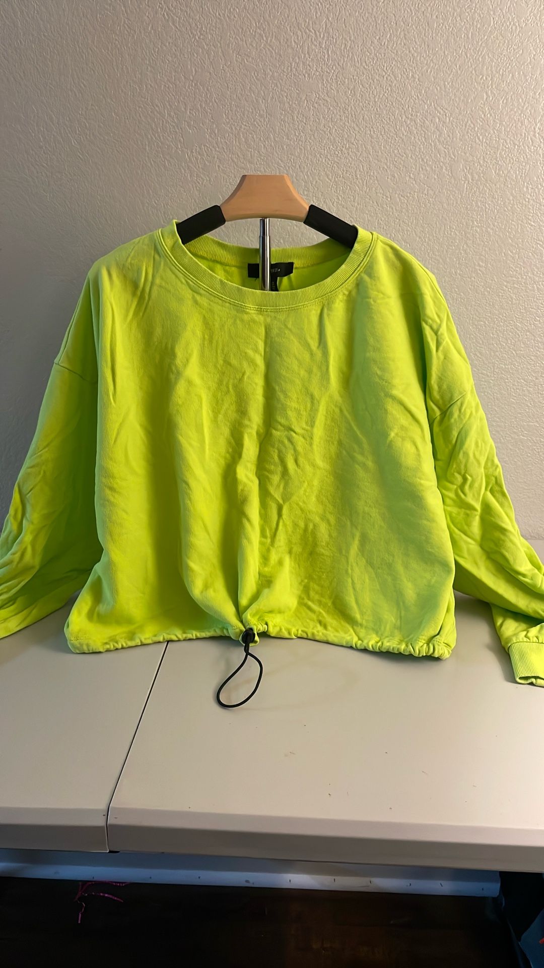 Bright Sweatshirt With Bottom Pull To Show Waist