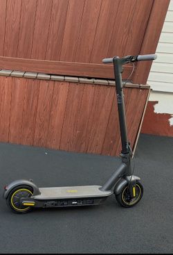Selling segway ninebot max g30p electric scooter. $260