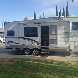 🚐 2010 Copper Canyon Fifth Wheel – Pristine Condition!