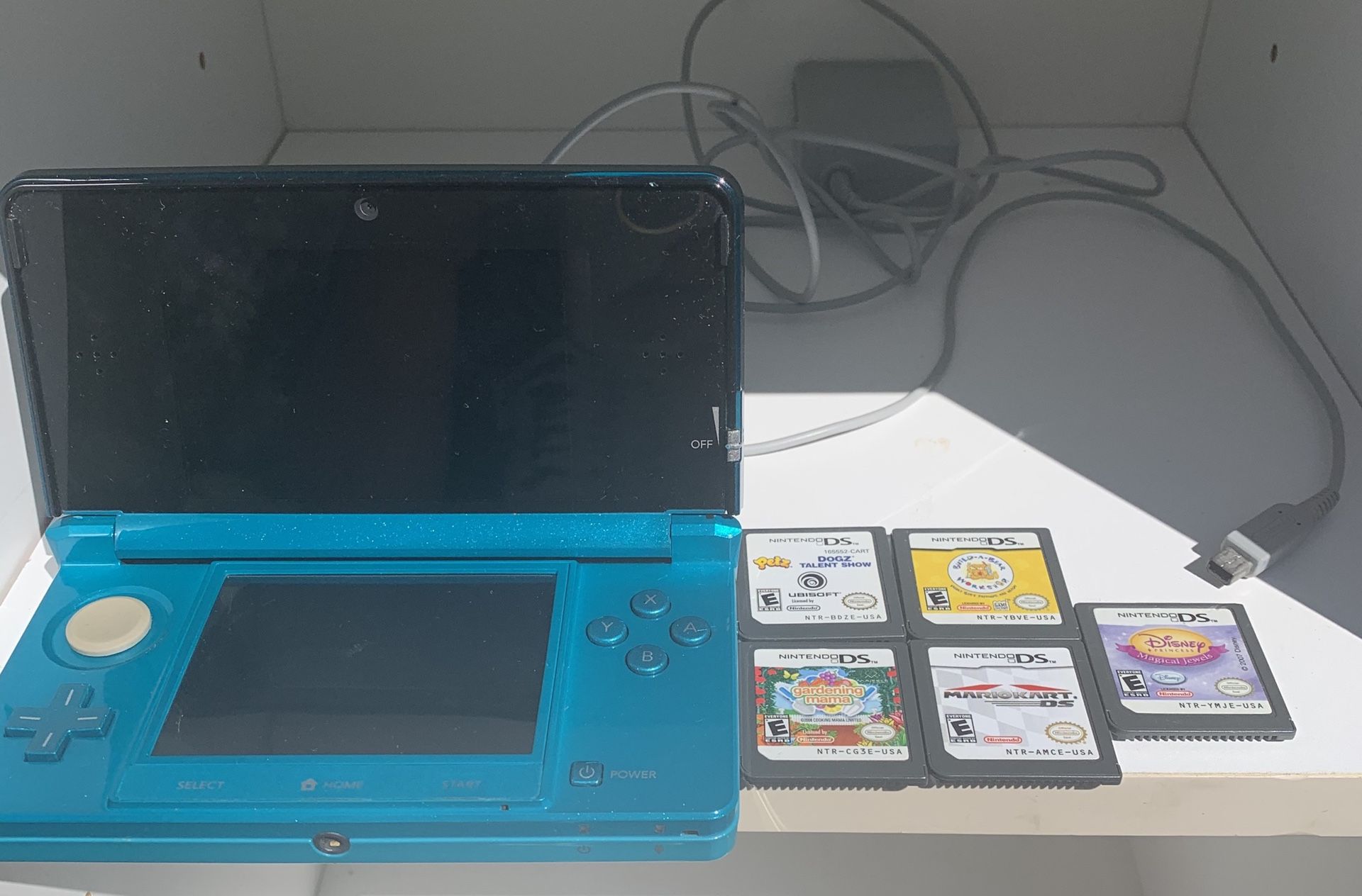 Nintendo 3DS with 6 games and charger