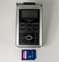 Roland R-05 Studio Portable WAVE / MP3 linear PCM Recorder with 32GB SD Card