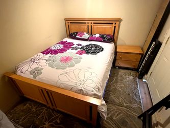 Blonde wood queen bed set