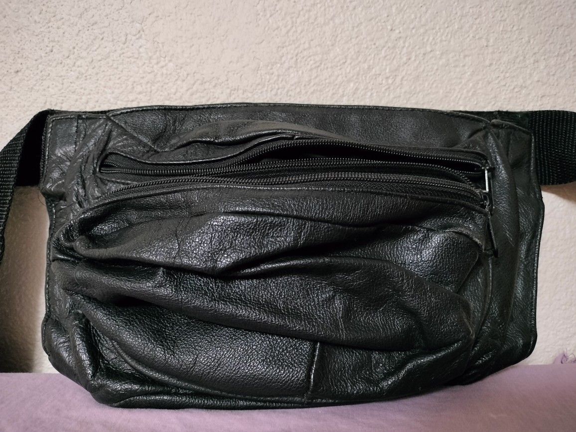 LEATHER FANNY PACK. 
