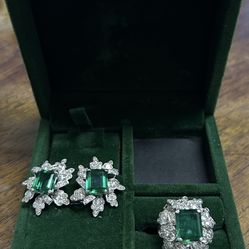 Very rare set earring ring with emerald and 3.20 carats beautiful diamond 14k white gold one of a kind pick up only!!