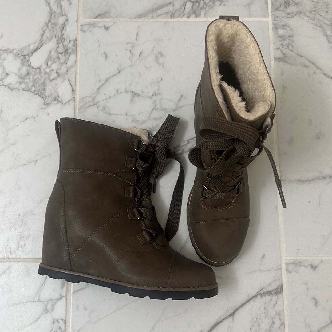 Authentic Chanel BOOTS SIZE 7.5 for Sale in New York, NY - OfferUp