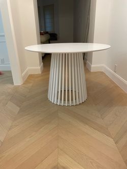 Round dining table