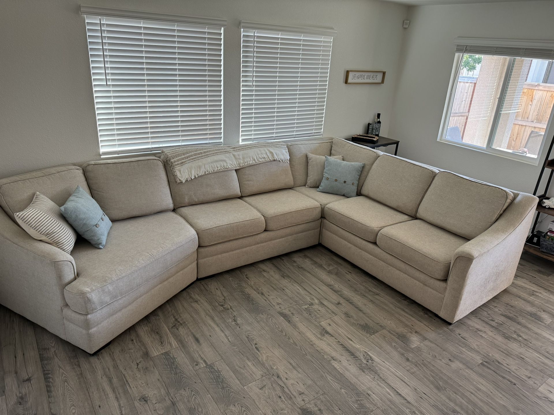 *Free Delivery 🚚 * Beige Sectional Sofa