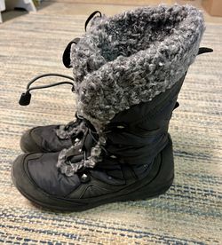 WOMEN’S COLUMBIA SNOW BOOTS SIZE 10.5