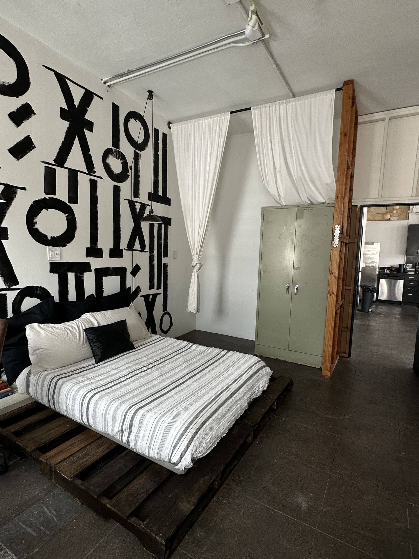 FULL SIZE MATTRESS AND CUSTOM PALLET FRAME, image size:1440x1920