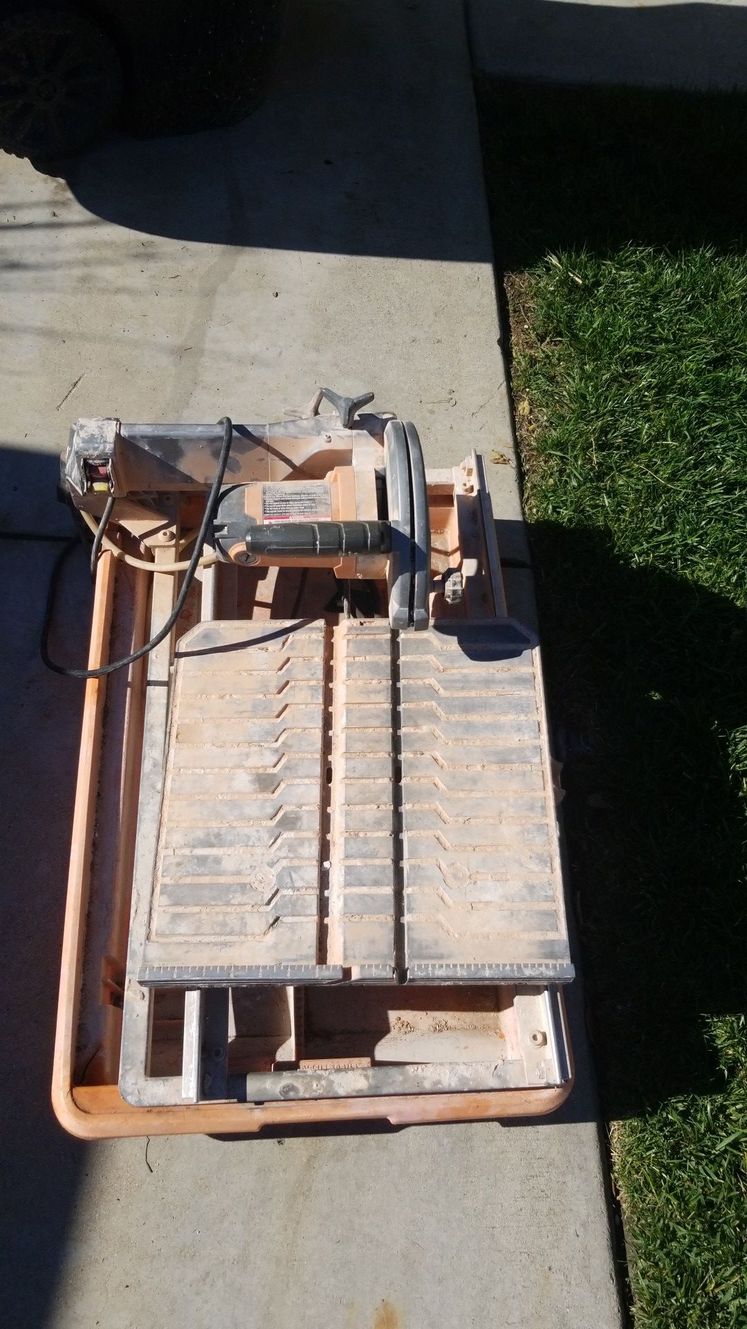 Ridgid tile saw its in good shape it works fine needs little rubber that makes the table slide