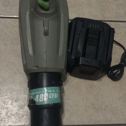 Sopladora Y Cargador De Batería Ego. Ego leaf blower and battery charger.