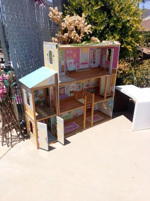 XL- Doll House
