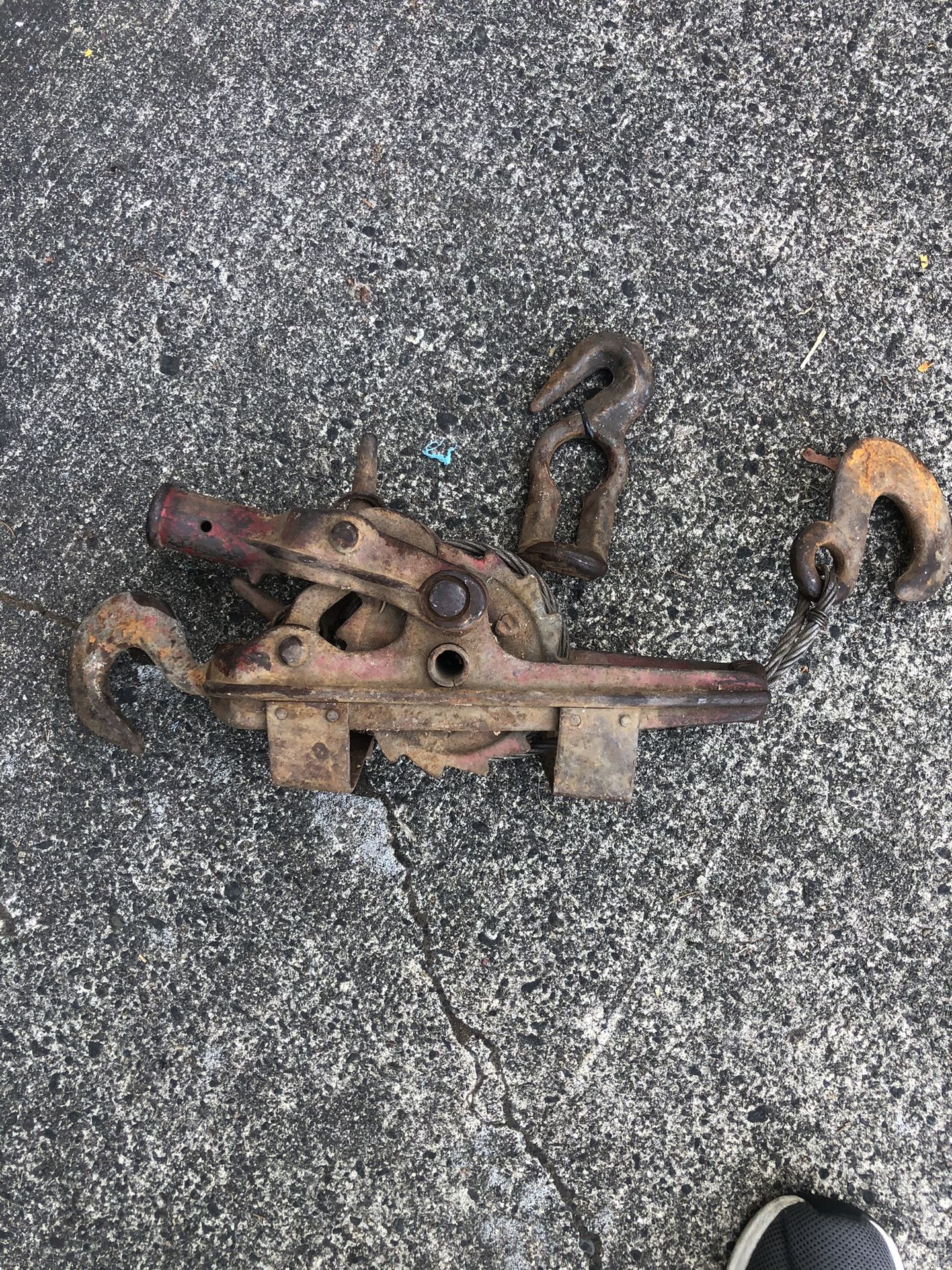 Very vintage large come along. Still working, needs a little oil.