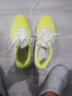 Yonex Sneakers Used.