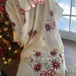 Vintage Embroidered Round Christmas Tablecloth and Napkins 