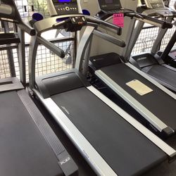 Life Fitness T5 High End Treadmill With Low Mileage Includes Warranty