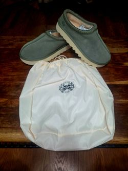 Darc Sport Wolf Head Mammoth Mule Slip-ons in Sage Green. Size 11M/12W