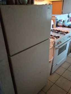 De venta estufa y refrigerador en buen estado  todo trabaja bien