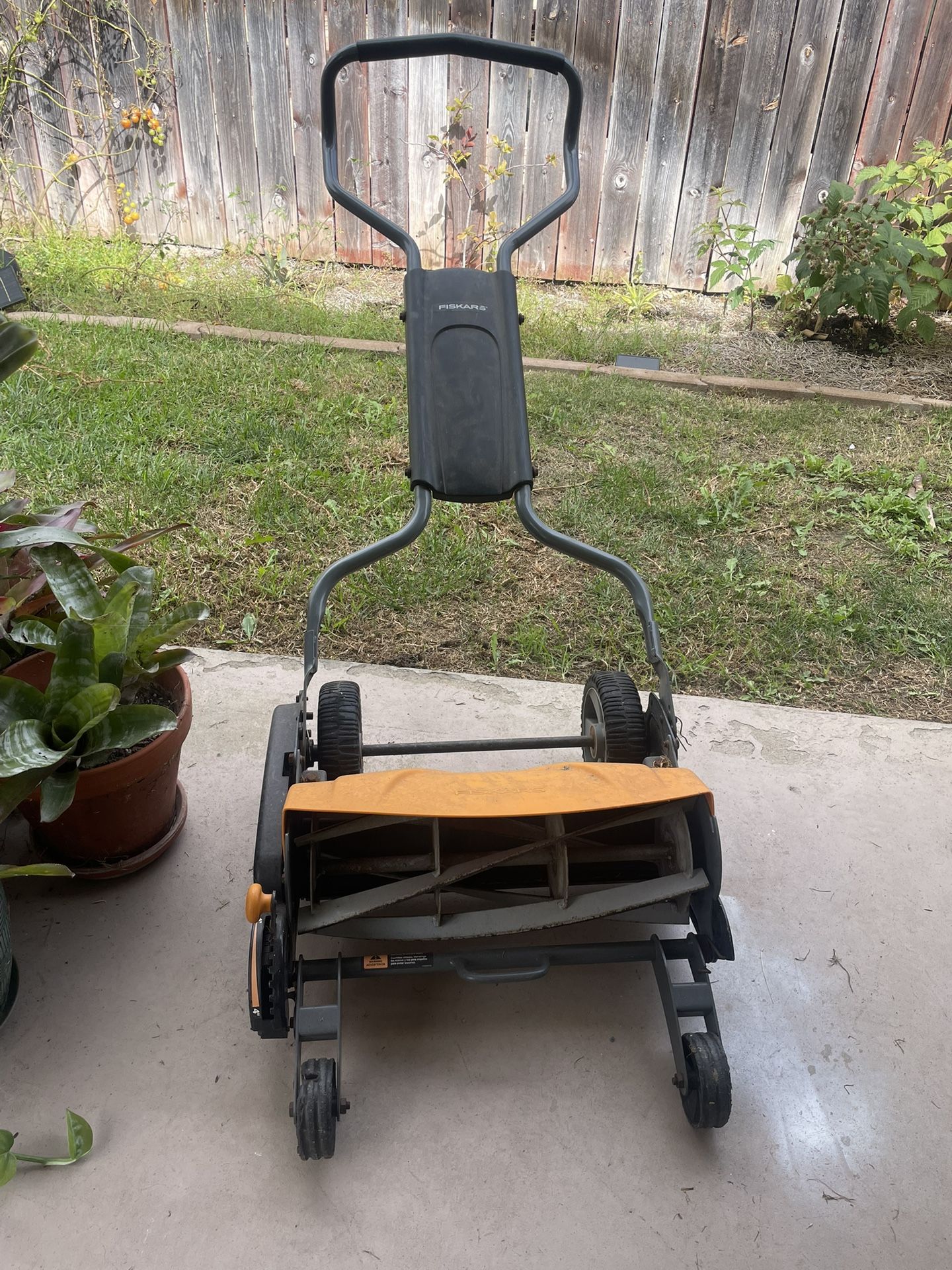 Fiskars 18 Inch Push Mower