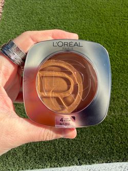 L'Oréal True Match Hyaluron Tinted Balm Foundation – 4 Light Medium (0.28 oz) - Brand New