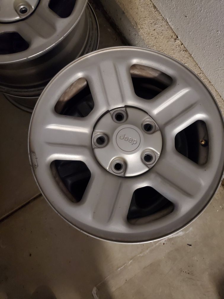 Set of 5 jeep steele stock wheels with center caps