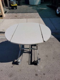 round folding table with wheels