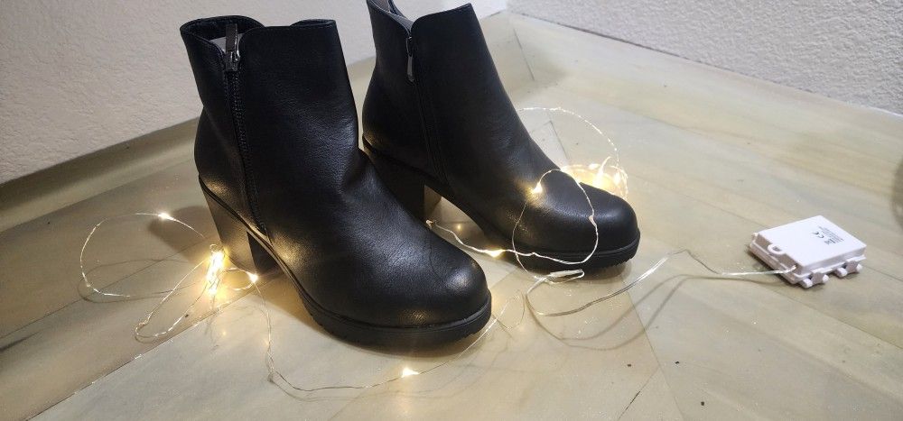 $28 DREAM PAIRS Platform Boots 8.5 