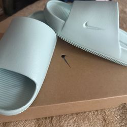 USED ONCE LIKE NEW ..WOMEN  NIKE ..SIZE 6 …$30 Dlls 