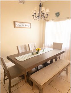 Hill Creek 5-Piece Dining Room Set with Bench – Excellent Condition