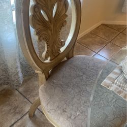 Elegant Round Dining Table 